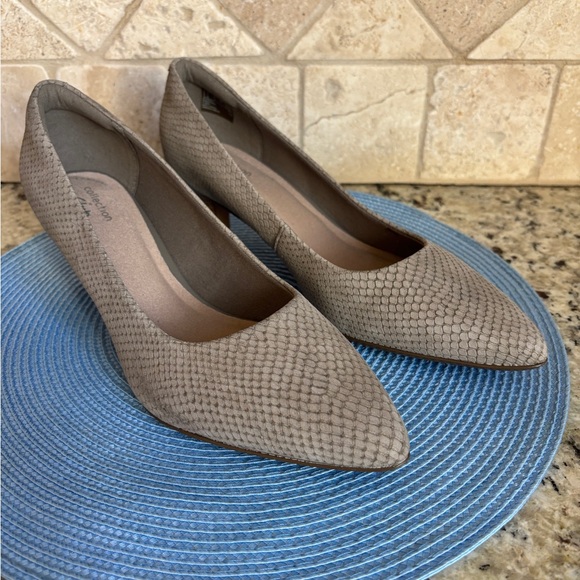 Clarks Linvale Jesica Taupe Sage Suede Women's Pointed Toe Kitten Heel Pumps - Picture 2 of 13